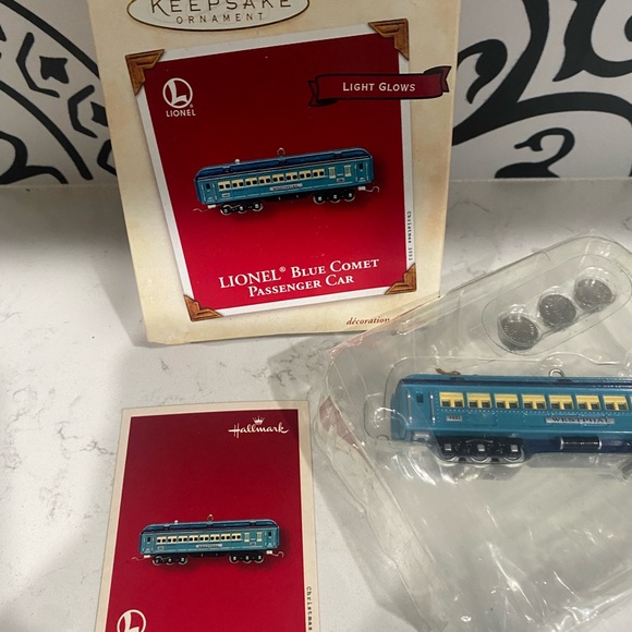 Hallmark Keepsake Lionel Blue Comet Passenger Car Light Glows Ornament 2002 - Picture 3 of 5